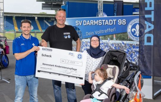 DATRON und SV Darmstadt 98 joggen, radeln, walken und spenden gemeinsam 5.555 Euro für den guten Zweck