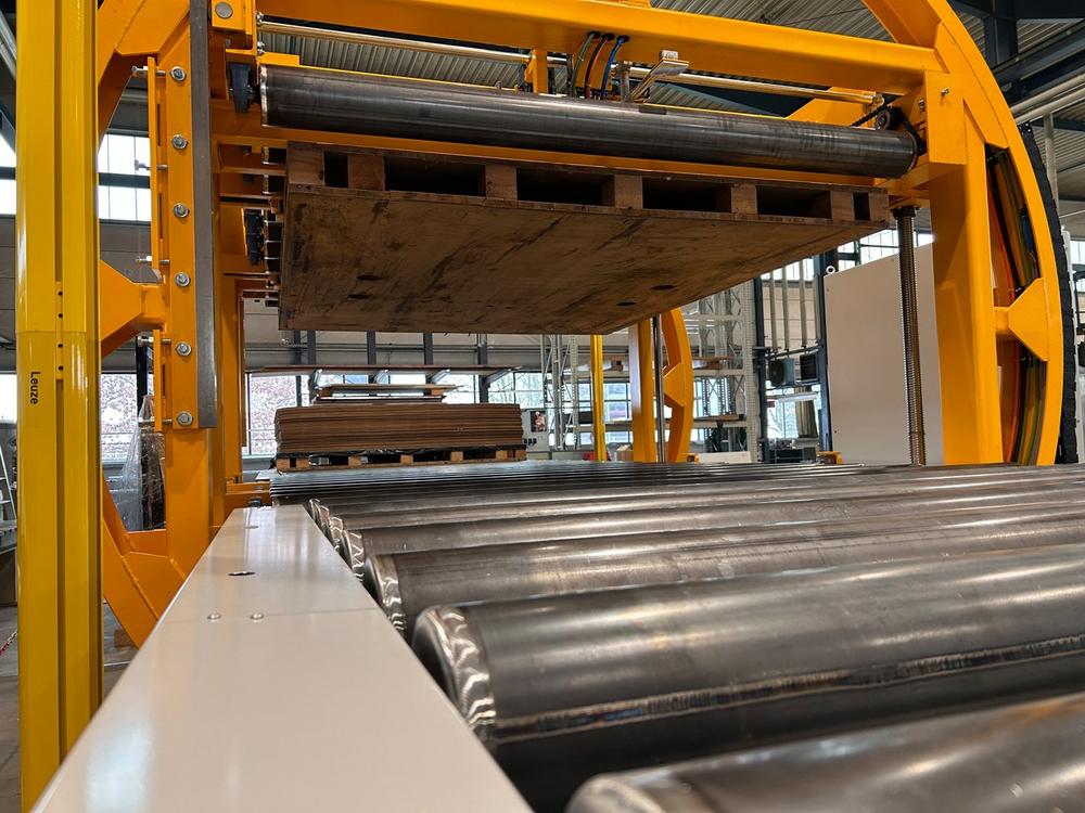 Effizientes Materialhandling mit Systraplan Stapel- & Plattenwendern