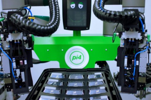 Humanoide Roboter arbeiten in der Produktion von Servicerobotern bei der pi4_robotics GmbH in Berlin