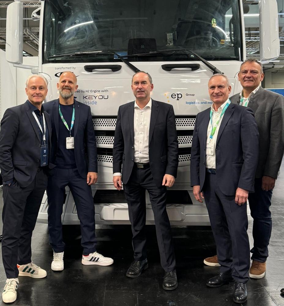 Meilenstein beim Hydrogen Dialogue: KEYOU übergibt ersten 18t-Lkw an Pionierkunden EP Trans